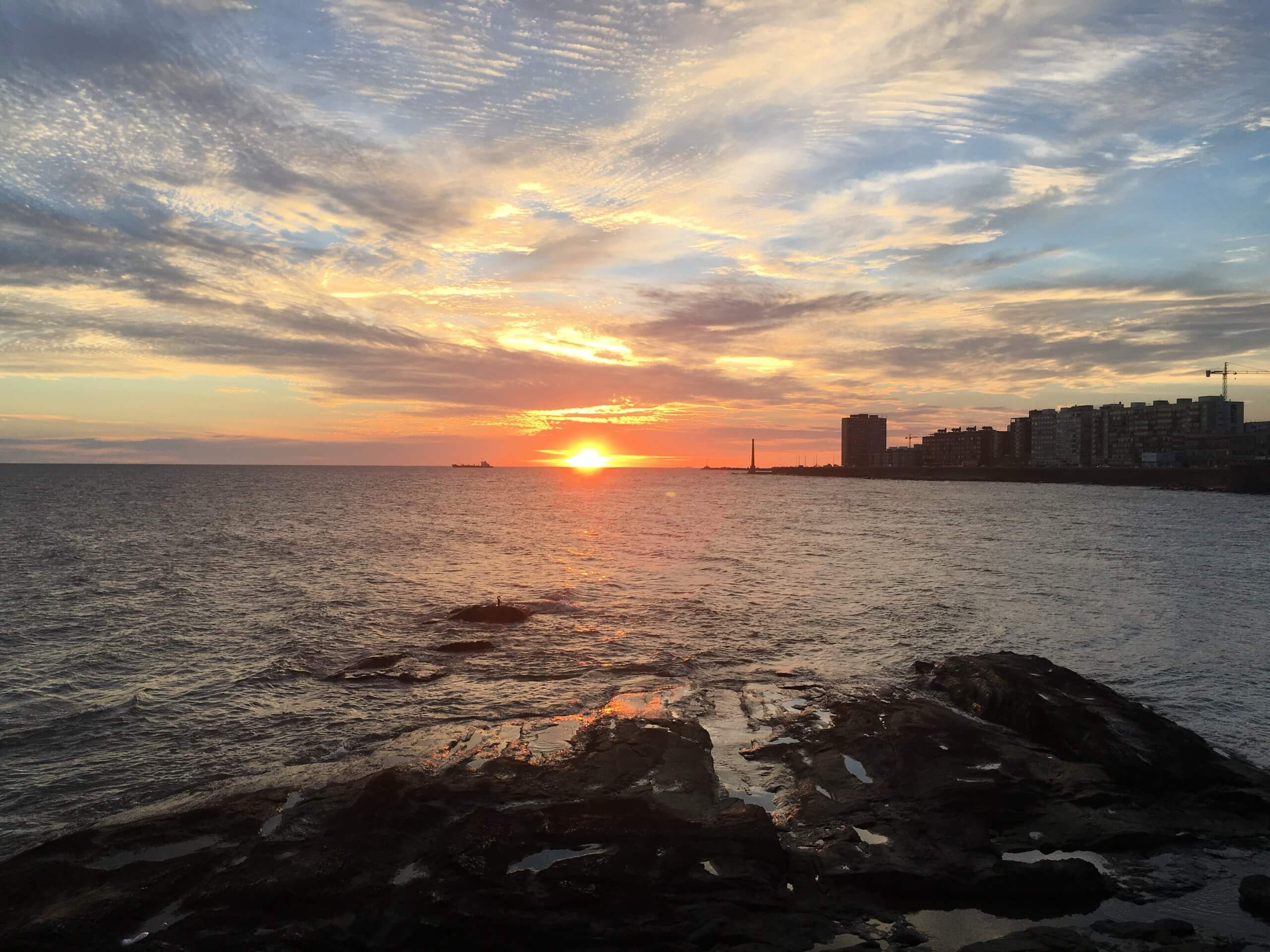 Atardecer sobre el Río de la Plata desde la Rambla de Montevideo